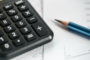 Persona calculando sobre un plano.